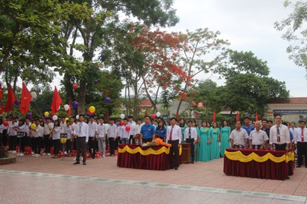 Đại biểu, giáo viên và đông đảo học sinh tham dự Lễ tổng kết năm học