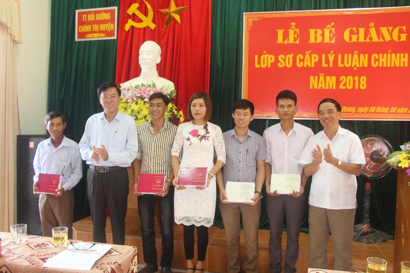 Lãnh đạo Ban Tuyên giáo Tỉnh ủy và Huyện ủy Vũ Quang trao quà và giấy chứng nhận cho các học viên xuất sắc