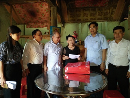 Động viên, và tặng quà cho mẹ liệt sỹ Trần Thị Thanh, thôn 1, xã Sơn Thọ, huyện Vũ Quang