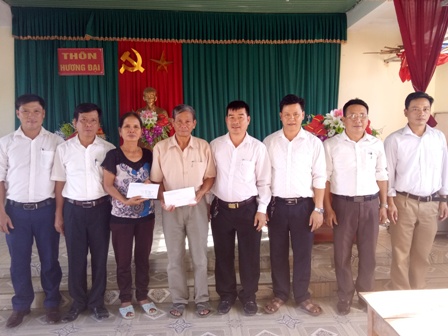 Phòng Giáo dục Đào tạo và Bệnh viện Đa khoa huyện Vũ Quang trao tiền hỗ trợ, giúp đỡ thôn Hương Đại xây dựng khu dân cư NTM kiểu mẫu