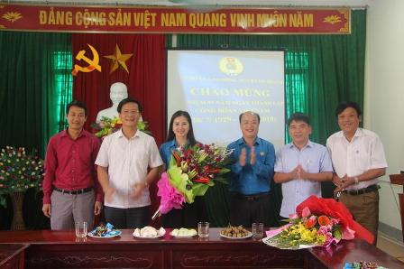 Đồng chí Chủ tịch UBND huyện Trịnh Văn Ngọc tặng hoa chúc mừng cán bộ, nhân viên Liên đoàn lao động huyện nhân kỷ niệm 89 năm ngày thành lập Công đoàn Việt nam