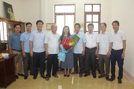 Các đồng chí lãnh đạo huyện Vũ Quang tặng hoa chúc mừng Ban tuyên giáo huyện ủy nhân ngày truyền thống ngành Tuyên giáo của Đảng