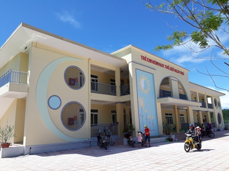 D0ãy nhà 2 tầng 6 phòng học có phòng ngủ liền kề được đưa vào sử dụng trong năm học 2018 – 2019 của Trường Mầm non xã Sơn Thọ