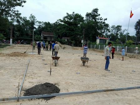 Ban Chấp hành Hội Nông dân Đức Bồng: Ra quân giúp thôn 1 xây dựng sân cầu long