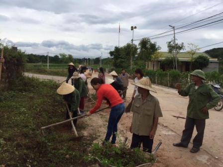 Mặt trận Tổ quốc huyện giúp đỡ thôn 6 xã Hương Thọ xây dựng Nông thôn mới.