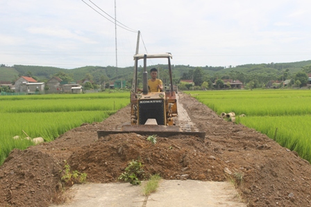 Đơn vị thi công đang huy động máy móc mở rộng tuyến đường Hói Dâu, thôn Hợp Lợi, xã Hương Minh.