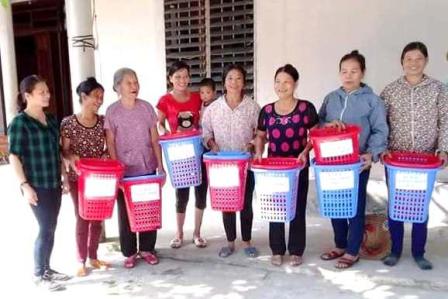 Hội Liên hiệp phụ nữ xã Hương Minh trao giỏ rác cho hội viên