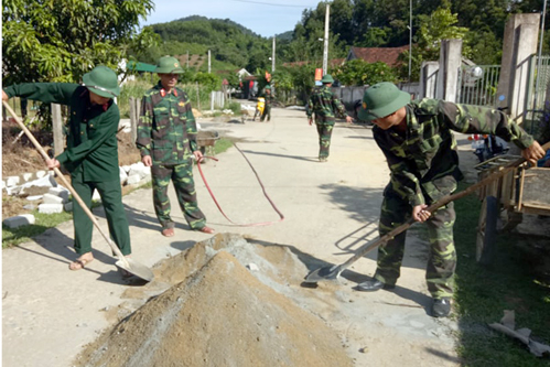 Ban chỉ huy Quân sự huy Vũ Quang giúp nhân dân xã Hương Điền xây dựng khu dân cư nông thôn mới kiểu mẫu