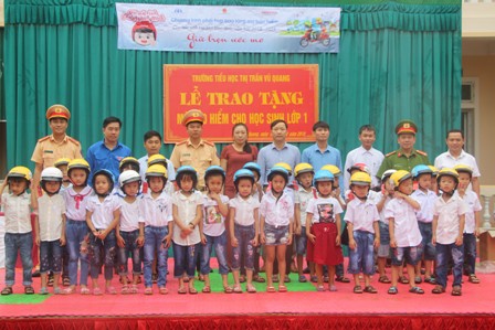 640 em học sinh tiểu học huyện miền núi Vũ Quang được tặng mũ bảo hiểm