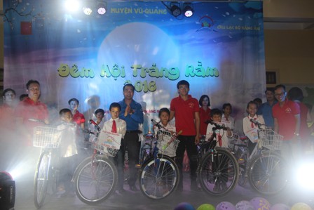 Câu lạc bộ thiện nguyện Nắng Ấm thành phố Hà Tĩnh trao 10 chiếc xe đạp cho các em học sinh có hoàn cảnh đặc biệt khó khăn trên địa bàn xã Hương Thọ
