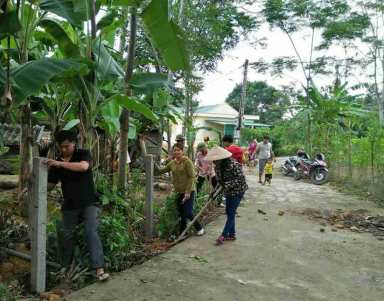 Hội Nông dân huyện Vũ Quang: Ra quân giúp đỡ hội viên khó khăn ở xã Hương Thọ chỉnh trang vườn hộ