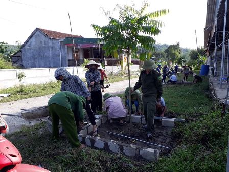 Đoàn viên công đoàn cơ quan UBND Thị Trấn ra quân giúp Tổ dân phố 2 xây dựng tuyến đường tự quản