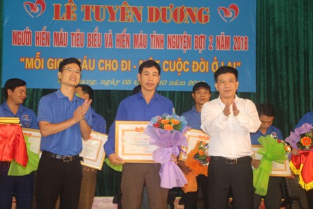 Đại diện Hội LHTN Tỉnh và lãnh đạo huyện Vũ Quang trao giấy khen và tặng hoa cho thanh niên tiêu biểu trong phong trào hiến máu tình nguyện