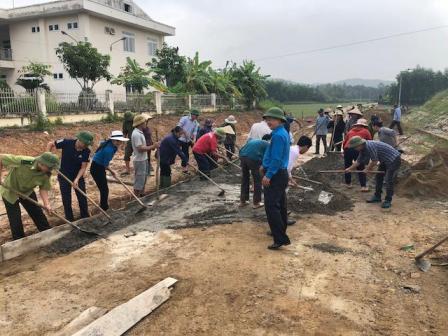 Đông đảo đoàn viên công nhân viên chức lao động trên địa bàn huyện Vũ Quang nhiệt tình ra quân giúp xã Hương Thọ hoàn thành các tiêu chí còn lại để đạt chuẩn NTM đúng lộ trình.