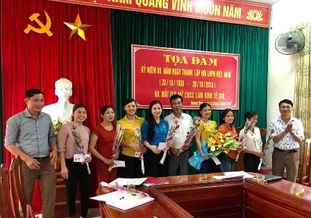 Tọa đàm kỷ niệm 88 năm ngày thành lập Hội LHPN Việt Nam 20/10 168: Ban nữ công LĐLĐ huyện và Lãnh đạo xã Hương Điền tặng hoa cho các thành viên Câu lạc bộ nữ công nhân viên chức lao động làm kinh tế giỏi