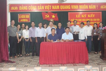 Lãnh đạo huyện Vũ Quang và các ban ngành đoàn thể chứng kiến lễ ký kết giữa UBND xã và Ủy ban MTTQ xã Hương Minh
