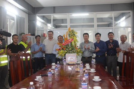 Chủ tịch UBND tỉnh Đặng Quốc Khánh cùng lãnh đạo một số sở, ngành, và lãnh đạo huyện Vũ Quang tặng hoa chúc mừng cán bộ công nhân viên Công ty cổ phần Gỗ MDF Thanh Thành Đạt.