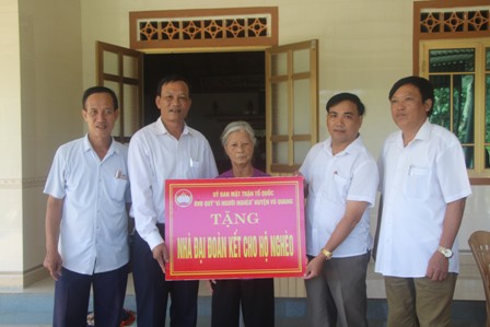 Trao nhà ở cho bà Đặng Thị Hồng, 80 tuổi xã Hương Thọ