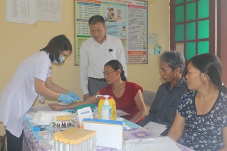 Người dân Thị Trấn Vũ Quang đến Trạm Y tế để được lấy mẩu mẩu máu xét nghiệm viêm gan B, C