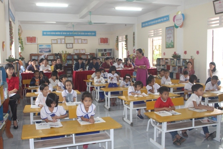 Các đại biểu dự giờ tiết học Tiếng Việt phân môn tập đọc của Giáo viên học sinh Trường Tiểu học Đức Giang
