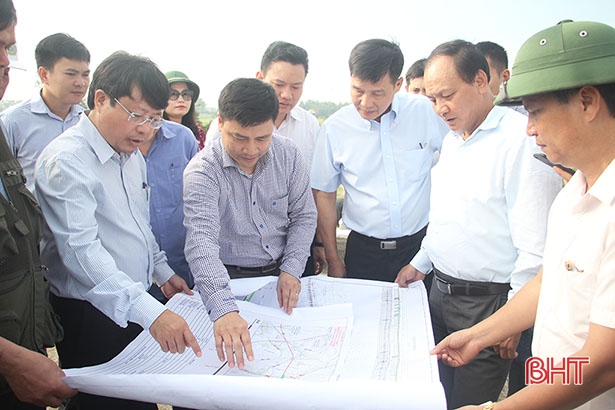 Thứ trưởng Bộ GT-VT Nguyễn Nhật kiểm tra hiện trường dự án cao tốc Bắc - Nam đoạn qua huyện Đức Thọ