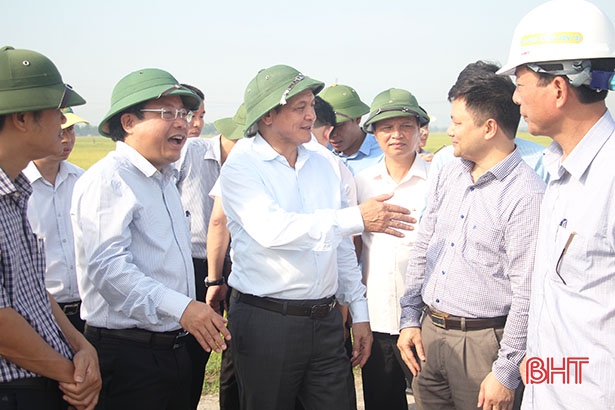 Thứ trưởng Bộ GT-VT Nguyễn Nhật kiểm tra hiện trường dự án cao tốc Bắc - Nam đoạn qua huyện Đức Thọ