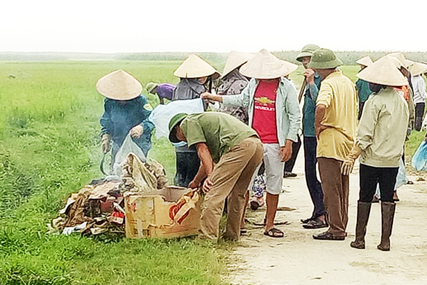 Nông dân Hương Sơn xuống đồng thu gom rác, chống “ô nhiễm trắng”