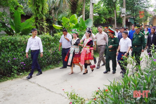Người dân bản Thoọng Pẹ tham quan khu dân cư mẫu, vườn mẫu tại Hà Tĩnh