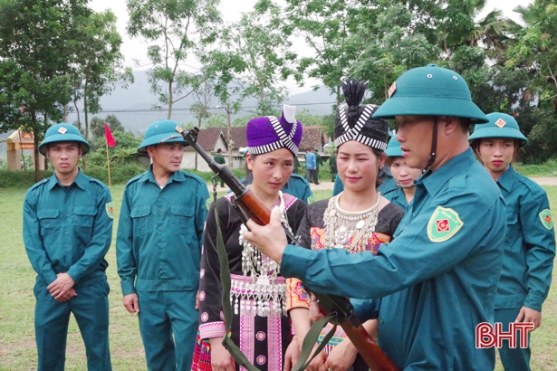 Người dân bản Thoọng Pẹ tham quan khu dân cư mẫu, vườn mẫu tại Hà Tĩnh