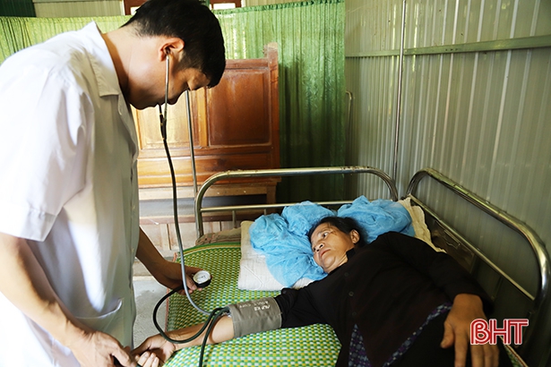 Nhiều người nghèo, cận nghèo, người dân sống ở vùng đặc biệt khó khăn đã được cấp thẻ BHYT. Trong ảnh: Bác sỹ Trạm Y tế xã Hương Liên (Hương Khê) khám chữa bệnh cho người dân