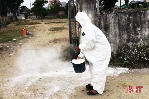 Lộc Hà phun hơn 1.700 lít hóa chất phòng dịch bệnh gia súc