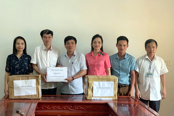 Sở Tư pháp hỗ trợ xây dựng Tủ sách pháp luật  cho các xã trên địa bàn huyện Can lộc