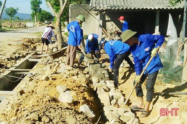 Không ngại nắng nóng, tuổi trẻ Hà Tĩnh giúp người dân xây dựng nông thôn mới