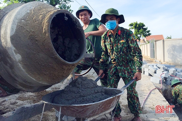 Không ngại nắng nóng, tuổi trẻ Hà Tĩnh giúp người dân xây dựng nông thôn mới