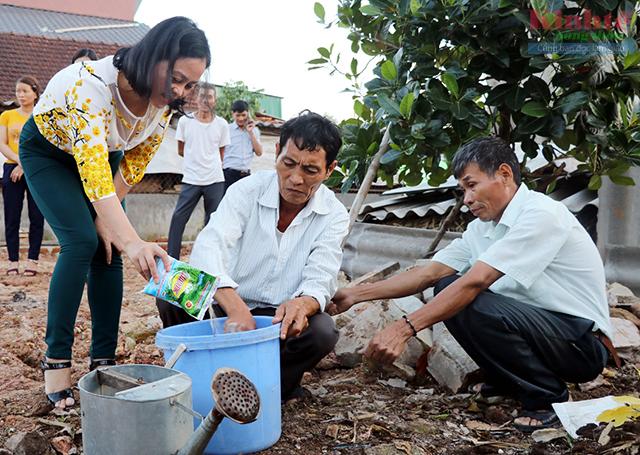 ThS. Dương Thị Ngân hướng dẫn người dân sử dụng chế phẩm sinh học ủ phân vi sinh.