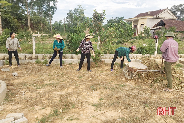 Giáo viên Hương Sơn “đội nắng” cùng người dân xây dựng nông thôn mới