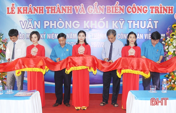 LĐLĐ Hà Tĩnh gắn biển công trình chào mừng 90 năm Công đoàn Việt Nam