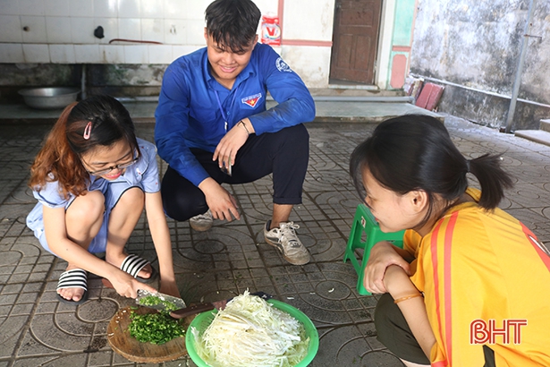“Bỏ” cả nghỉ hè, giúp xã ven biển Hà Tĩnh xây dựng nông thôn mới