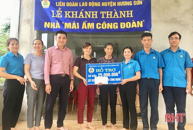 LĐLĐ Hương Sơn hỗ trợ 25 triệu đồng giúp đoàn viên đơn thân làm nhà ở