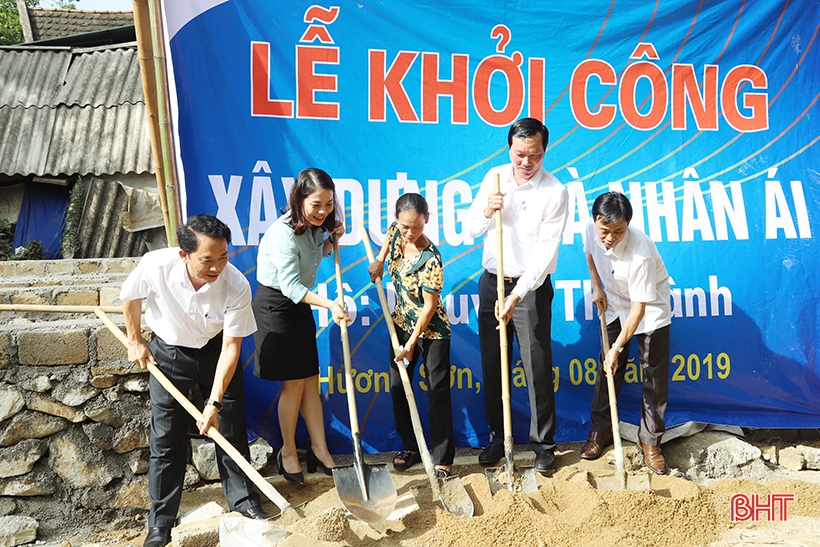 Công ty Xăng dầu Hà Tĩnh trao 200 triệu đồng hỗ trợ xây nhà cho hộ nghèo Hương Sơn