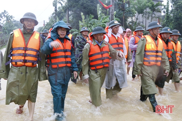Bí thư Tỉnh ủy chỉ đạo ứng cứu mưa lụt, động viên người dân vùng “rốn lũ” Hương Khê