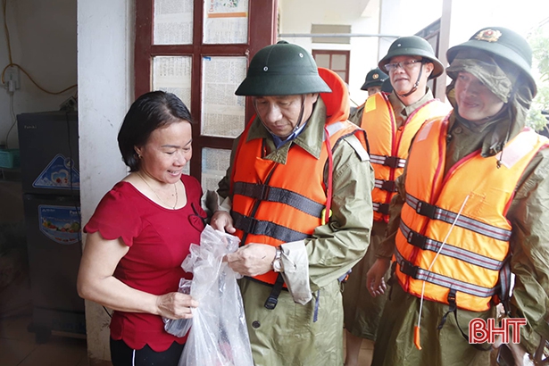 Bí thư Tỉnh ủy chỉ đạo ứng cứu mưa lụt, động viên người dân vùng “rốn lũ” Hương Khê