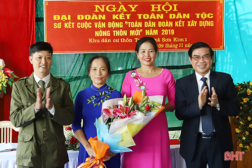 Lãnh đạo Hà Tĩnh dự ngày hội Đại đoàn kết với bà con xã biên giới