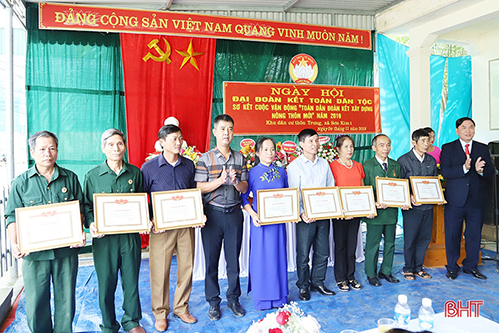 Lãnh đạo Hà Tĩnh dự ngày hội Đại đoàn kết với bà con xã biên giới