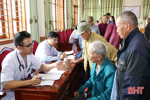 Khám, cấp thuốc miễn phí cho 500 người dân xã Kỳ Khang