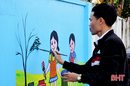 Thầy giáo Hà Tĩnh vẽ bích họa tô đẹp đường làng nông thôn mới