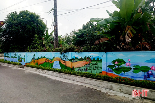 Thầy giáo Hà Tĩnh vẽ bích họa tô đẹp đường làng nông thôn mới