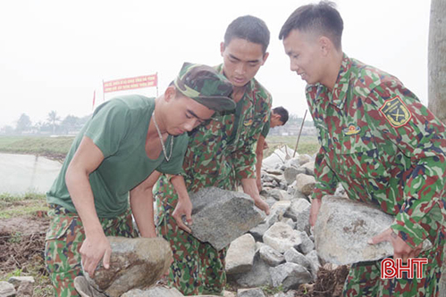 Tranh thủ ngày nghỉ, bộ đội Hà Tĩnh về làng làm nông thôn mới