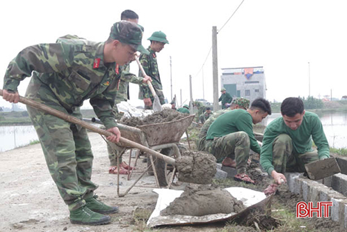 Tranh thủ ngày nghỉ, bộ đội Hà Tĩnh về làng làm nông thôn mới