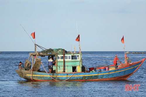 Ngư dân Hà Tĩnh bám biển, đón tết giữa khơi xa